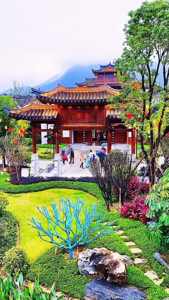 闽粤水镇位于福州市闽侯县朱祁新区,古镇规划借鉴福州三山一水,一楼两