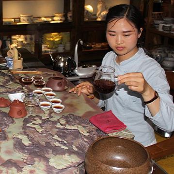 喝茶喝到下班时间,吃晚饭去啰,另一战友夫妇已在餐馆门口迎接我们