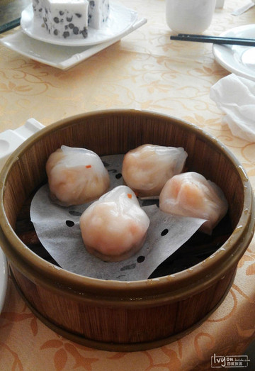 绿茵白兔饺里面的虾很新鲜,口感很好,味道咸鲜,含有虾肉的鲜甜,饺皮