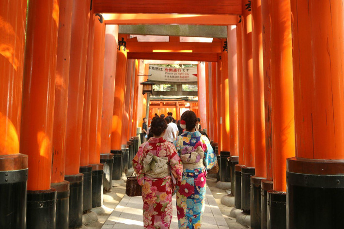 真的会有很多日本妹子穿和服过来参拜