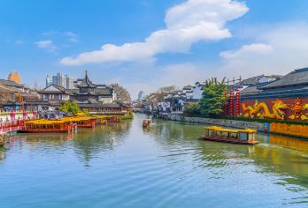 南京总统府+牛首山+南京博物院一日活动【[可选南京特色小吃套餐]鸭血粉丝汤、汤包、盐水鸭、小食，可品南京特色！】