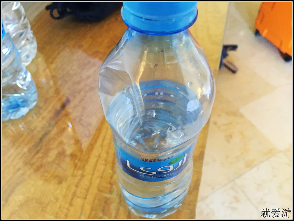 由于死海低于海平面,空气压力大,矿泉水瓶都压扁了.