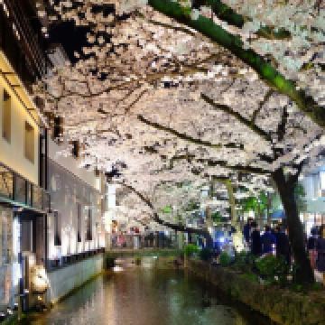 四条河原町景点 河原町通为日本京都的一条重要街道 平行于鸭川西岸 这条街与四条通 携程攻略