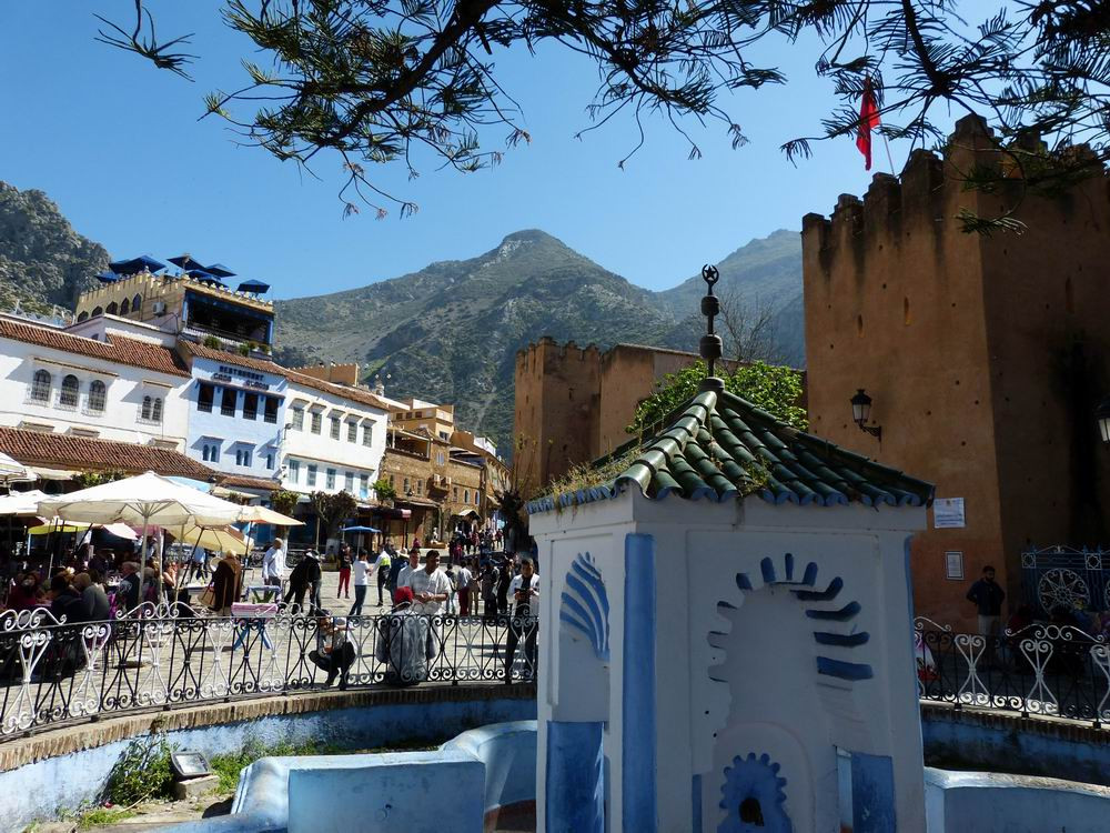 这是舍夫沙万著名的plaza uta el-hammam广场