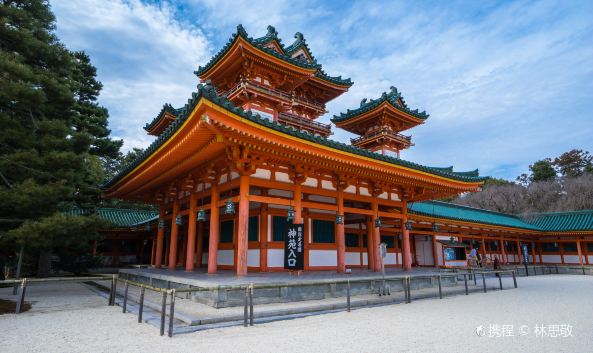 <p>平安神宫建于1895年，是为了纪念日本平安迁都到京都1100周年而建的，在京都的著名神社中算是历史比较短的一座。神宫内供奉着在京都在位的第一位天皇奉桓武天皇和最后一位天皇孝明天皇。</p><p>平安神宫的建筑是模仿平安时代皇宫的部分建筑修建的，不过只有原建筑物三分之二的规模。整座神宫包括大鸟居、神宫道、应天门、大极殿及神苑等部分，有着明显的唐代中国建筑的风格。</p><p>参观神宫是免费的，而游览本殿后面的神苑则需要购买门票。神苑是一个美丽的庭园，每年4月中旬，园中享有盛名的&ldquo;八重红枝垂樱&rdquo;正处于满开时期，是游览的最美时节，会吸引许多游客前来赏樱。</p><p>在神社宽广的院落里也时常会举办一些祭典活动，其中每年10月22日京都三大祭祀之一的&ldquo;时代祭&rdquo;都在此举行，届时由身着古代服装的队列和车马组成的仪仗队会再现古都风貌，成为京都观光的一个重要内容。需要注意的是，在时代祭当天神宫只开放至12:00。</p><p><strong>神宫道与应天门</strong><br />神宫的正南边是一条神宫道，在那里你可以看到一座巨大的朱红色鸟居，十分壮观醒目。神宫道的尽头是应天门，通过这道门便进入了院内。在进门前可以到左手边的&ldquo;手水舍&rdquo;处，这是参拜前净手、净脸的地方，你不妨也入乡随俗吧。</p><p><strong>神宫院内</strong><br />来到神宫院内，展现在眼前的就是大极殿、白虎楼、苍龙楼等建筑，红柱碧瓦的搭配既漂亮又大气，而地上是大片的白色砂石，把神宫衬托得纯洁无暇。大极殿是人们参拜祈福的地方，你可以花上100日元求个签，如果抽到&ldquo;大吉&rdquo;，可别忘了再来这里还愿哦。在院内的樱花树下还有数座小牌坊，上面挂着到此祈福的人们写下的许愿牌。旁边还有绑神签的地方，据说如果抽到了坏签，把它绑在这里就可以消灾避难。</p><p><strong>神苑<br /></strong>大极殿外的西侧设有神苑的入口。神苑包括南神苑、西神苑、中神苑、东神苑和白虎池、苍龙池、栖凤池，是一座&ldquo;池泉环游式的庭园&rdquo;，被指定为日本国家名胜地。所谓环游式就是不停在一个地方欣赏，而是环绕池子转，欣赏花园的造型和四季应时的花朵。你可以看到优雅的宫殿式建筑，以及樱花、菖蒲、水莲、胡枝子等景致。</p><p><strong>每逢新年将通宵开放<br /></strong>与京都其他的许多寺庙、神社一样，平安神宫在新年跨年时也会通宵开放，许多人将到此参拜祈福（初詣）。新年期间的具体开放时间安排可查询：<a href="http://www.heianjingu.or.jp/02/0501.html">http://www.heianjingu.or.jp/02/0501.html</a>。</p>