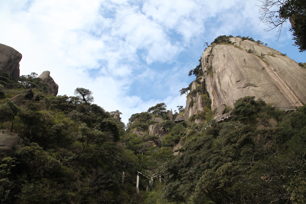 靈秀俏三清:山蒙巖峻霧似海,雲秀峰奇水至清