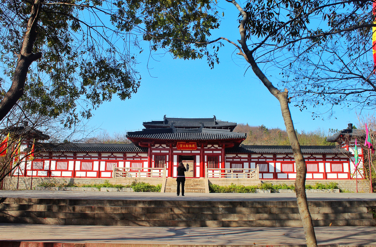 为纪念淮南王刘安,八公山修建了汉淮南王宫.