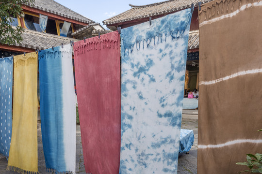 院子中满是用古法染出的布料,风轻轻吹,布随风飘,仿佛不是染布坊