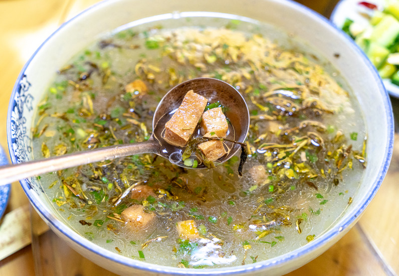 恩施优质的富硒绿茶,不仅能制作油茶汤,还能直接煎炸后,作为菜品来