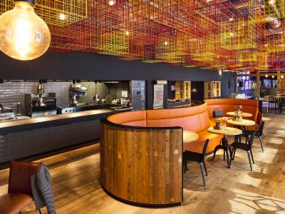 arenaluxecocktailbar  环境氛围: 位于美食一条街的大沽路上,酒吧