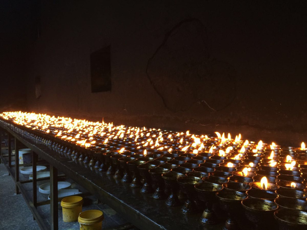 里面有释迦牟尼8岁等身像.由於是周五藏民提著酥油点灯的特多.