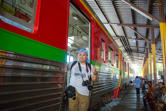 很多游客都走到火车头在这里拍照.