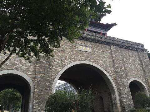 钟阜门之后便是仪凤门,从仪凤门开始又可以看到城墙.