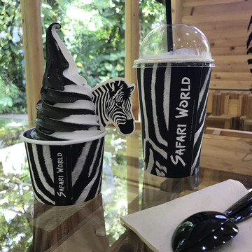 路过咖啡店,里面居然有斑马冰激凌,太漂亮了,又好吃!