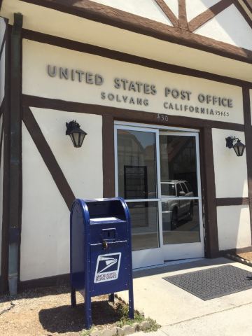 美国的邮局 邮筒是蓝色的,哈哈