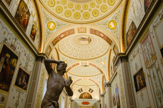 至于冬宫展出的达芬奇真迹,很遗憾,我没能挤过中国旅行团大妈们对名画