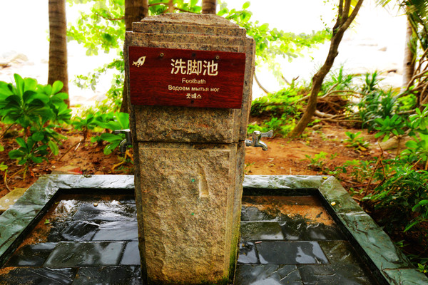 既然大家喜欢脱鞋去海滩上玩耍,景区贴心地安装了洗脚池.大赞!