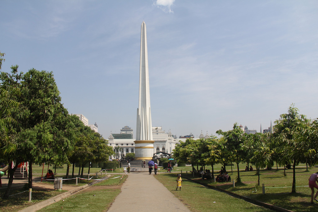 仰光的中心,苏雷塔边上,正对市政府,这个公园是纪念在英缅战争中做出