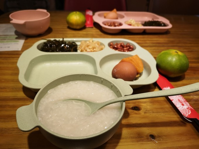 餐廳早餐很豐盛,是套餐式的需要提前預定:有包子,油條,豆漿,稀飯小菜