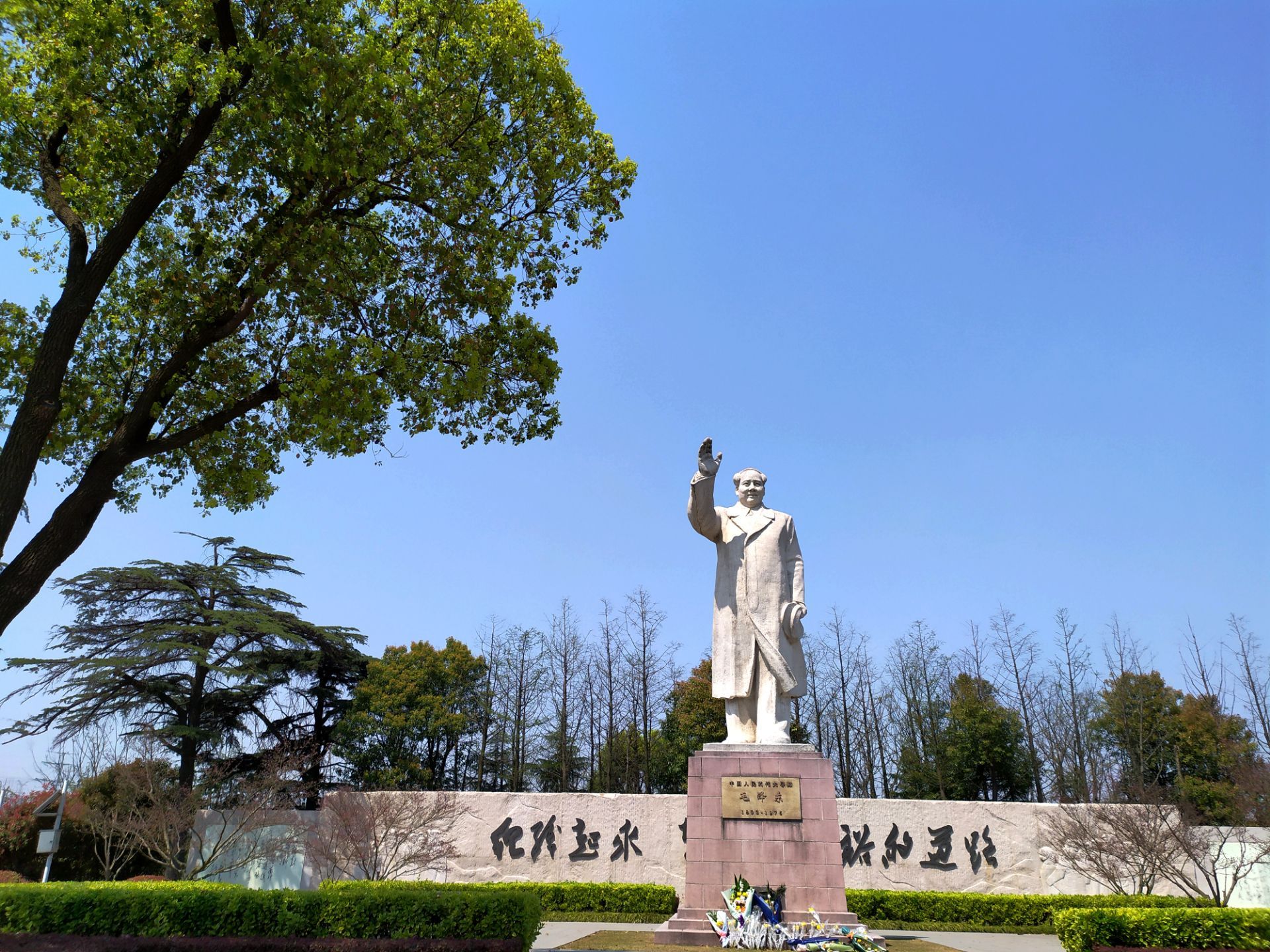 十月村毛泽东塑像