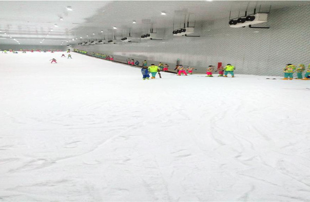桃花雪缘室内滑雪场