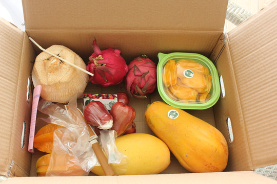 "叫个猩猩"家送的水果到了,吸管,水果刀,手套都有.