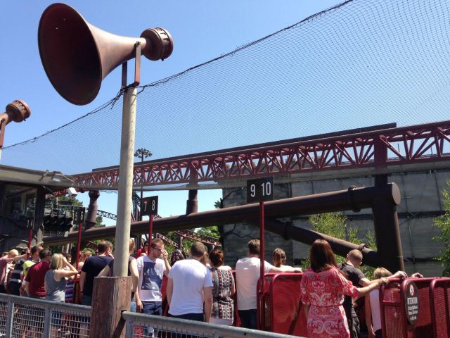 拥有几个世界顶尖天才设计的过山车,整个园区充满着尖叫,和诡异的欢笑