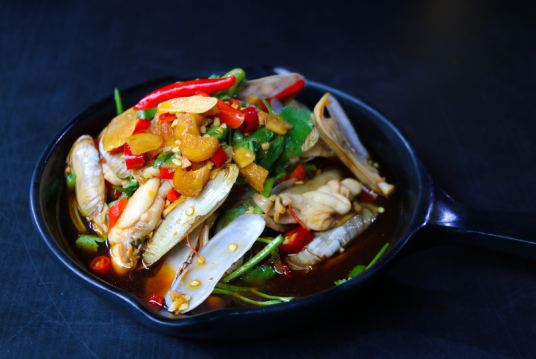 捞汁蛏子:芥末味加酸味,口感新奇,很有创意的一