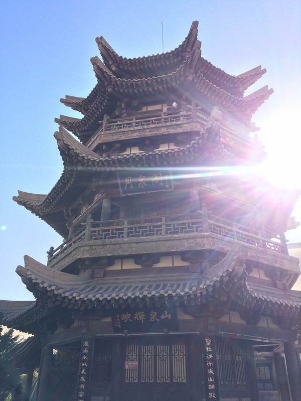 楼顶的观星阁咖啡厅,可以直接看到鸣沙山(山庄走大概15分钟就到鸣沙山