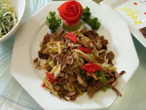 炒台蘑(五台山蘑菇),味道与其他蘑菇无异,不知为何名头这么响,卖价