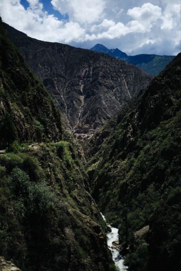 从雨崩出发后三小时,终于来到了最终的尼农大峡谷危险路段.