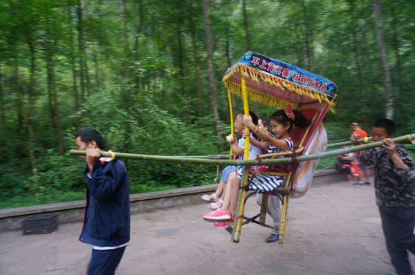 抬着孩子的轿夫