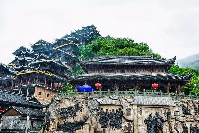 景区主入口建立"九道门",九道门沿着山脊建造的,远看宏伟壮观.