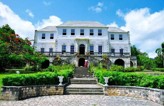 比如说:玫瑰庄园(rose hall),传说中的鬼屋.