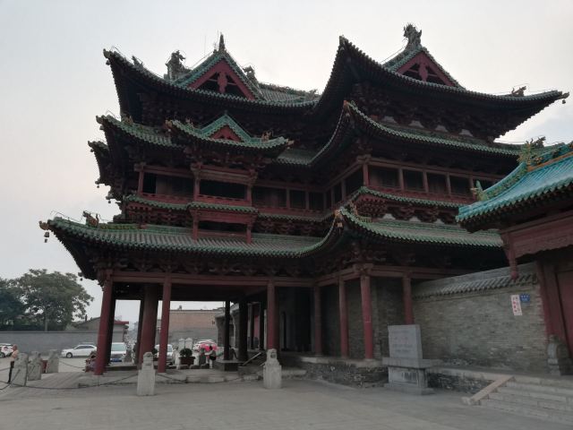 顺城关的尽头,是个三层楼的明清建筑,建筑颇具特色,它是三结义庙前的