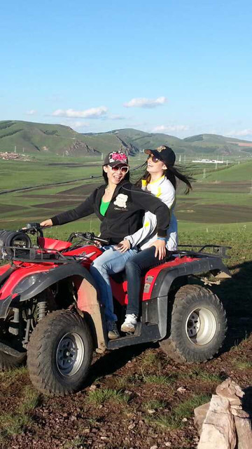 周日和同屋小美女一起还能骑摩托上山玩耍玩耍.