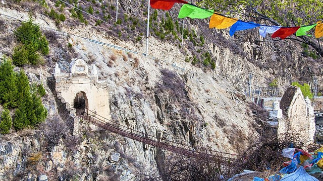 这一路车少人稀,不过有小金河一路相伴倒也不觉寂寞,这一段是川西线