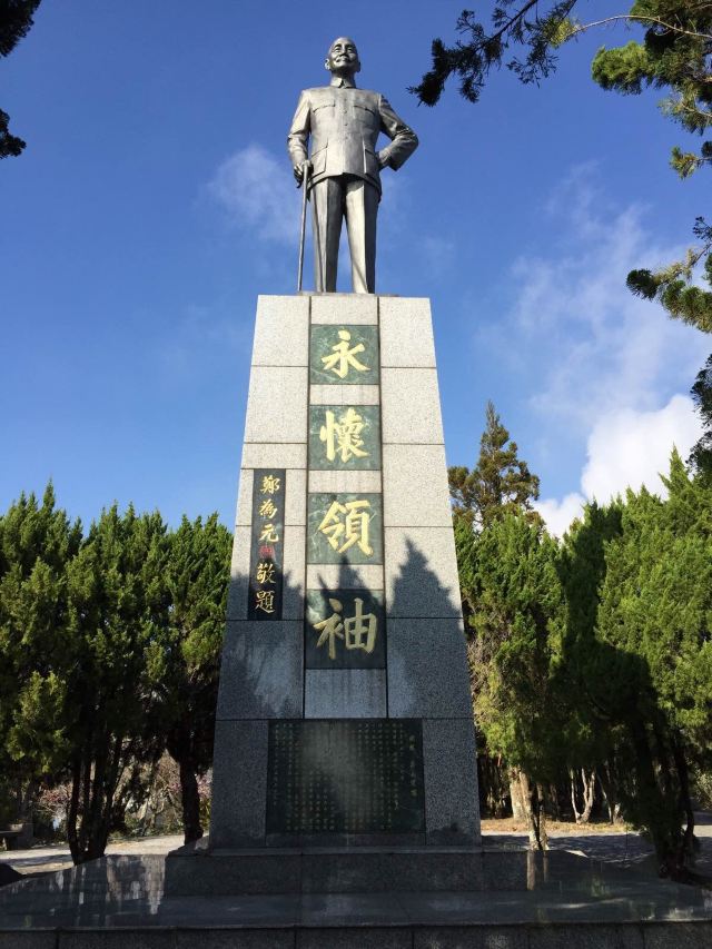 蒋公铜像.正面下方刻的是遗嘱.自己看哦.