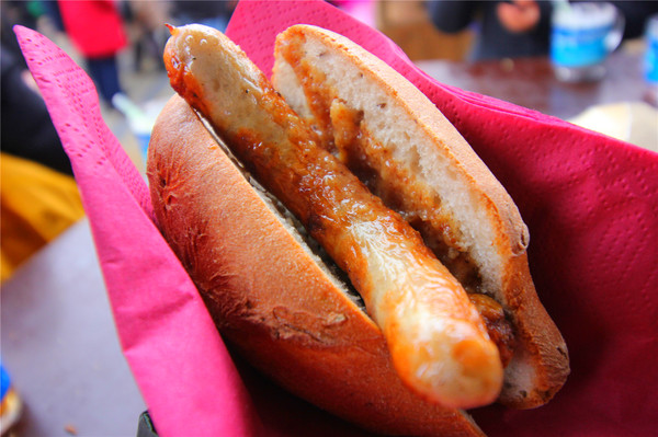 当然,大冬天喝上一杯热饮吃上一份夹着香肠的面包