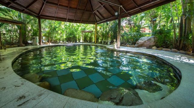 佛冈聚龙湾天然温泉度假村一日游市区往返浸泡天然园林温泉享贴心服务