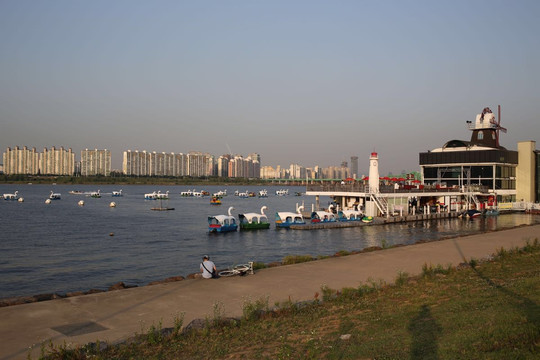 汉江(韩语:),是朝鲜半岛一条主要河流,也是朝鲜半岛上第四长的河流,仅