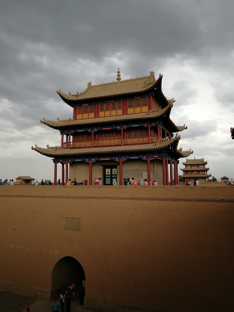 全景圖 嘉峪關 明朝馮勝建的嘉峪關,確實在防禦方面非常精密.