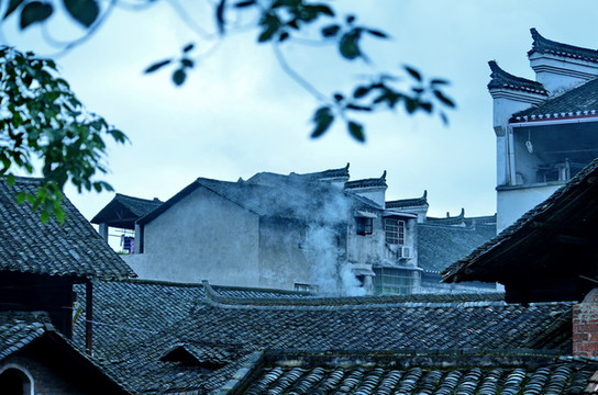 暮色笼罩的古城,炊烟袅袅