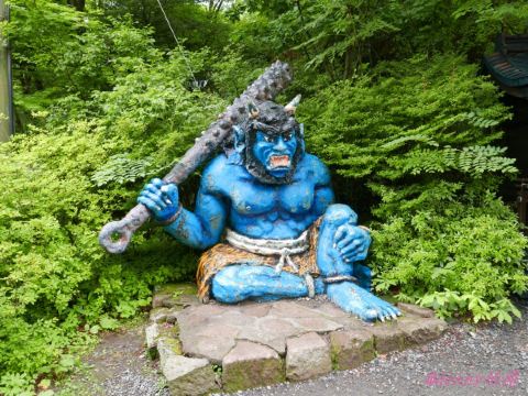 5米的红鬼立像和2.3米的蓝鬼坐像.