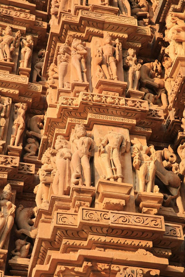 寺庙墙壁上的雕刻,有大量的性爱和瑜伽动作.