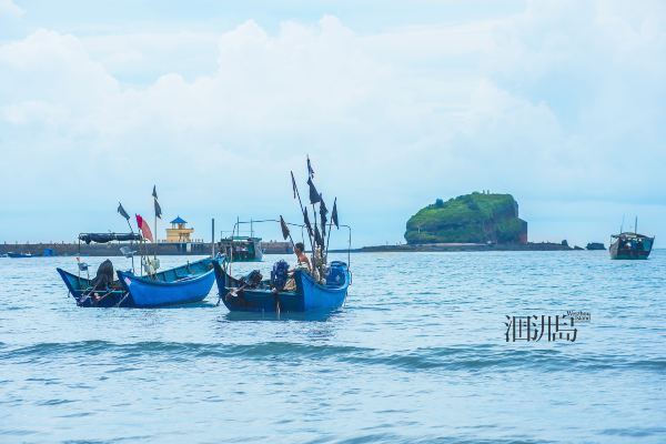 海面上停泊着星星点点的渔船.