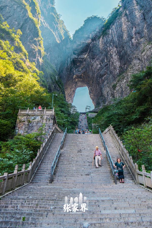 开始攀登这999阶天梯了,这对于恐高症患者的我来说又是一项新的挑战.