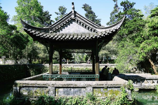 是一个"峰回路转"的"回"字,在亭子的正中央,有一个石桌,在古代曾是