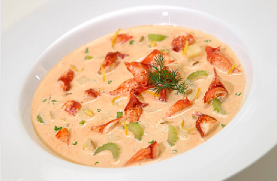 四边环海的冰岛饭桌菜肴一直以海鲜为主,龙虾浓汤是冰岛颇负盛名的