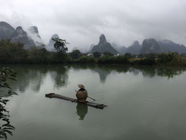 明仕河裡還有老翁穿著蓑衣垂釣,有沒有擺拍的嫌疑.